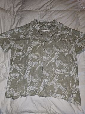 Kohl's Olive Green Short-Sleeve Button-Down with White Leaf Print